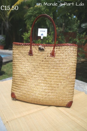 C15.50 PANIER PAILLE BOUTON CORNE